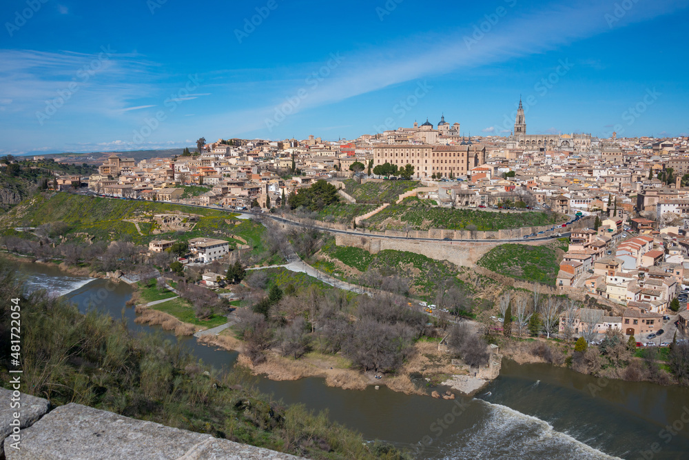 Paisaje rural junto al río Tajo y vista de la histórica ciudad de Toledo en la región de Castilla - La Mancha, España