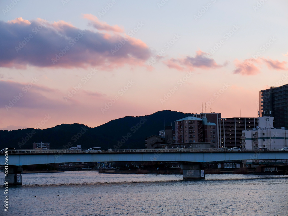 Fototapeta premium 滋賀県 大津市 琵琶湖 瀬田川、冬の夕暮れ