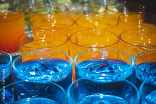 Bebidas en cocktail de colores azul y naranja