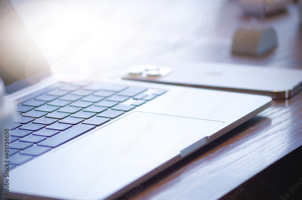 カフェスタイルでパソコン仕事