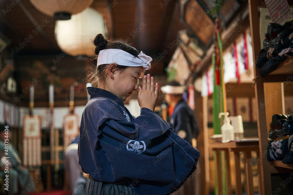 神楽の練習後に拝む子供 神楽の練習後に拝む子供