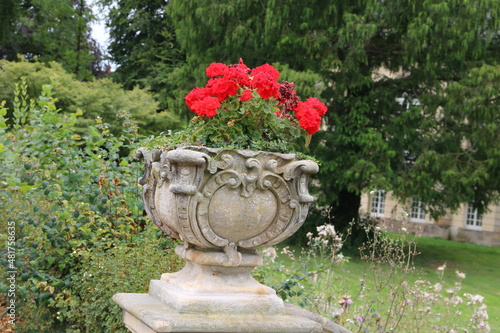 Blumenkübel Barock mit roten Geranien im Kurpark Bad Nenndorf