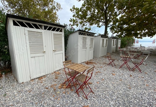 Umkleidekabine Strandkabine Holzhütte am Strand in Italien Norditalien photo