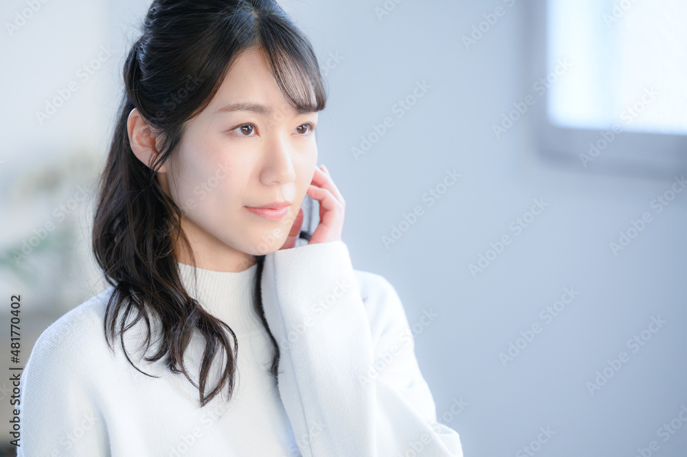 お肌を気にする美しいアジア人(日本人）女性 　コピースペースあり