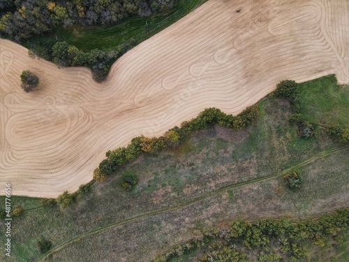 Vista aérea del campo agrícola arado listo para plantar, vista superior de drones pov