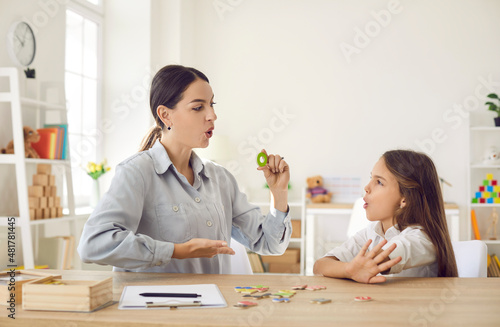 Εκτύπωση καμβά Girl of primary school age practices correct pronunciation with female speech therapist