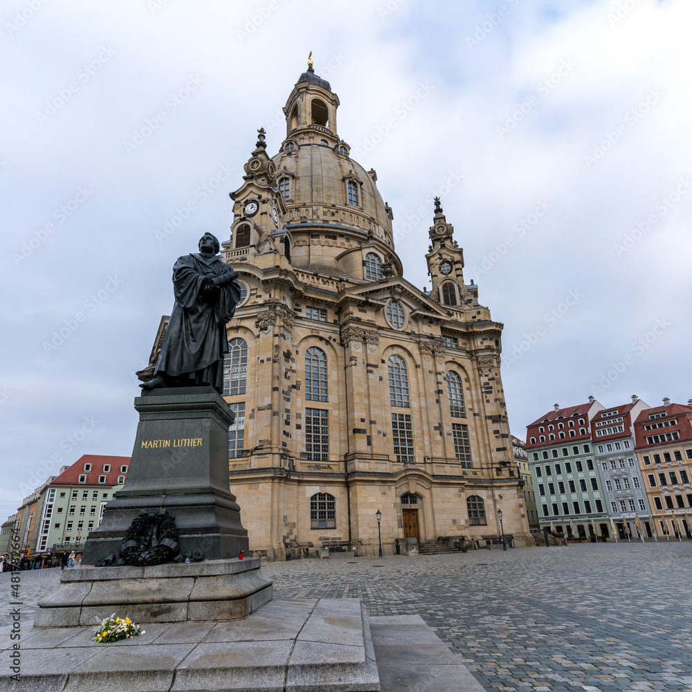 Fototapeta premium Blick auf die Frauenkirche in Dresden