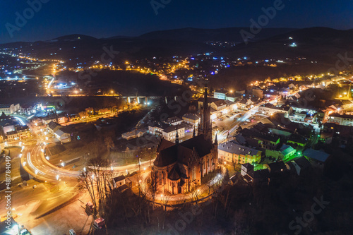 nocna panorama miasta Grybów, widok z drona