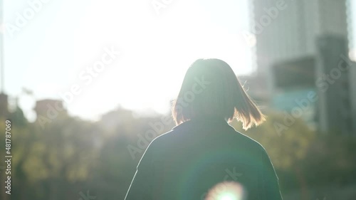 街を歩く若い女性