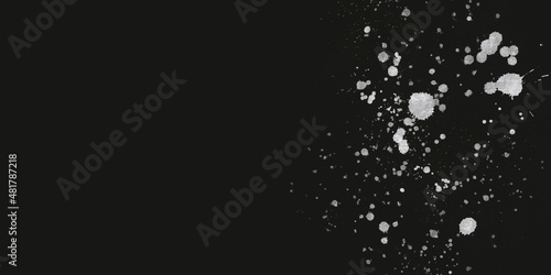 ダーク抽象横長バナー）黒背景に銀色のスプラッシュ ゴージャス 夜 スプレー メタリック 都会的 高級