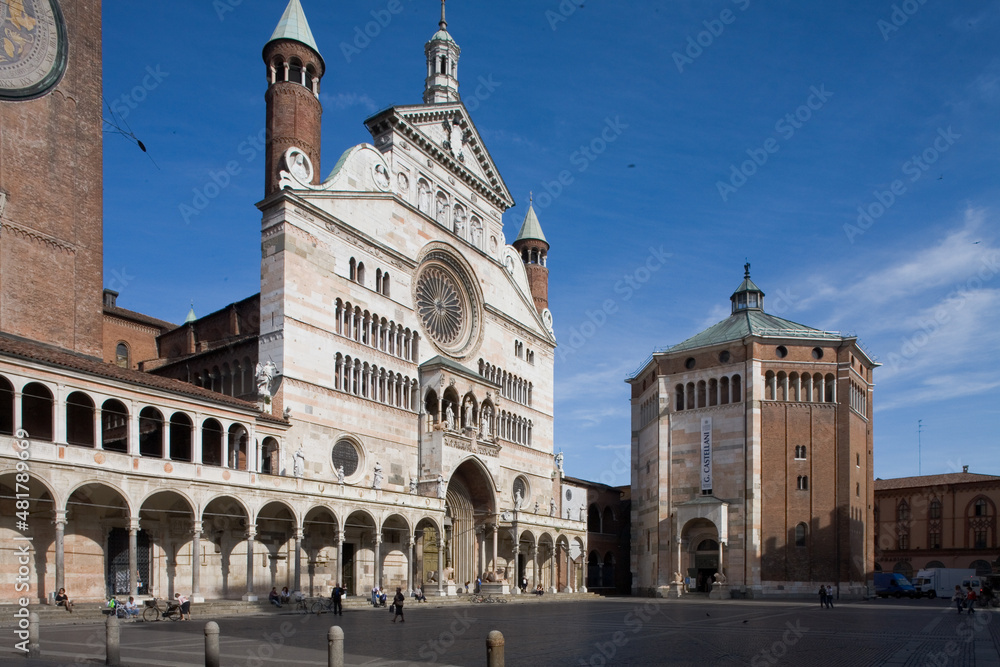 Cremona. Piazza del Comune con la Cattedrale di Santa Maria Assunta e il Battistero
