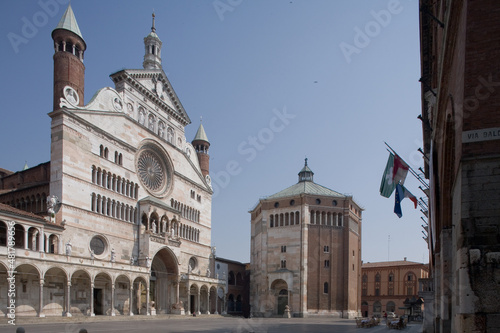 Cremona. Piazza del Comune con la Cattedrale di Santa Maria Assunta e il Battistero 