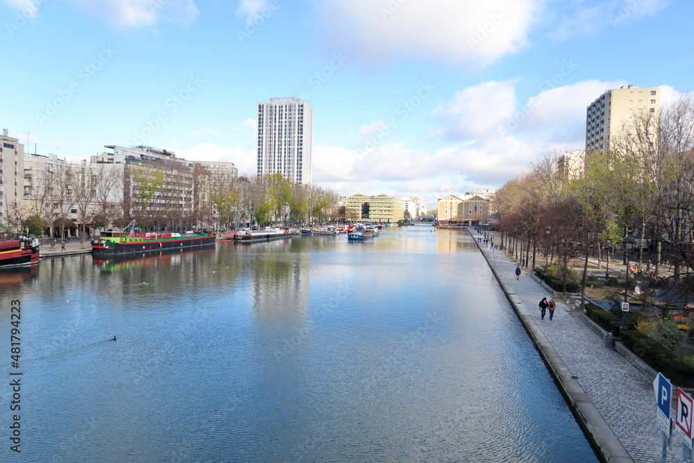 Fototapeta premium Canal de l'Ourcq. Paris. Immeubles et ciel bleu.