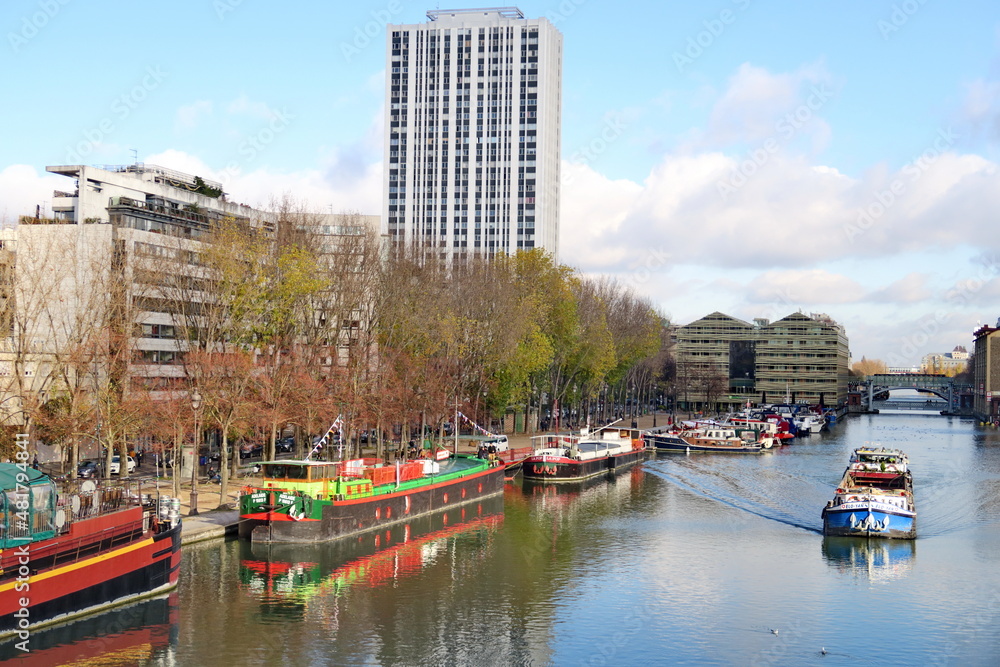 Péniches sur le Canal de l'Ourcq. Paris.