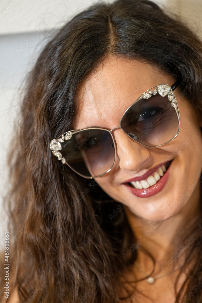 modella occhiali modella occhiali