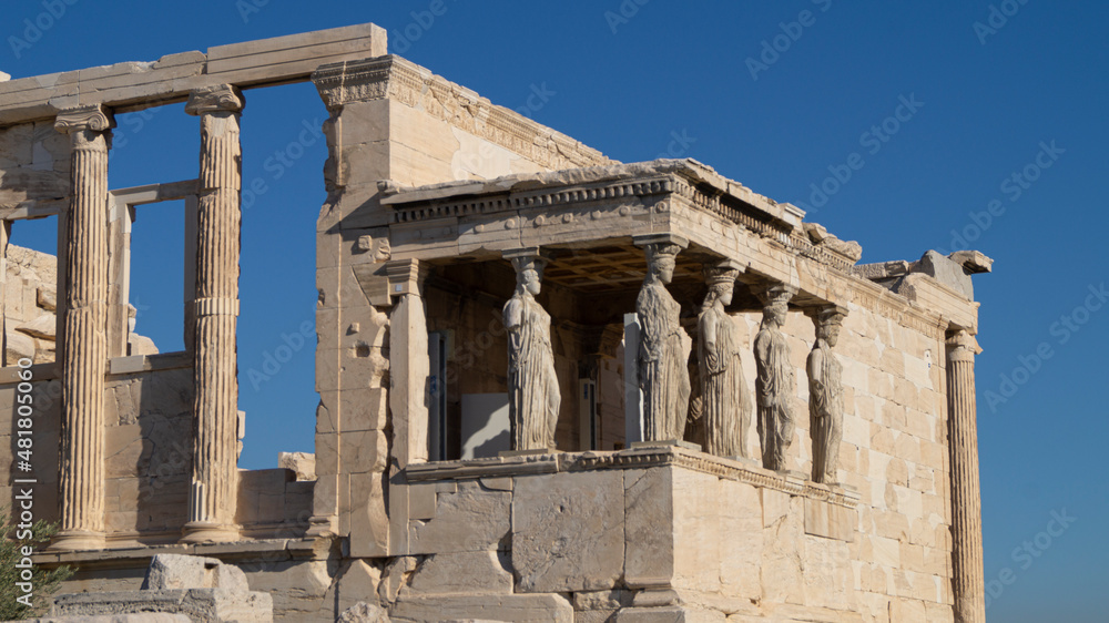 Acrópolis de la ciudad de Atenas. Ruinas, estructuras, columnas y esculturas de la ciudad vieja de Grecia.