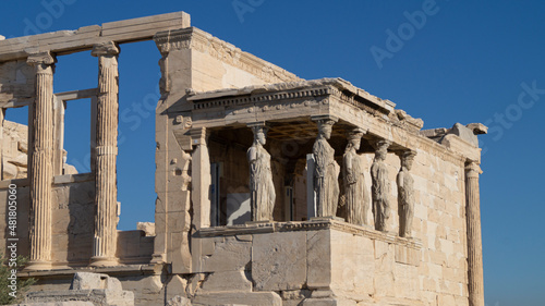 Acrópolis de la ciudad de Atenas. Ruinas, estructuras, columnas y esculturas de la ciudad vieja de Grecia.