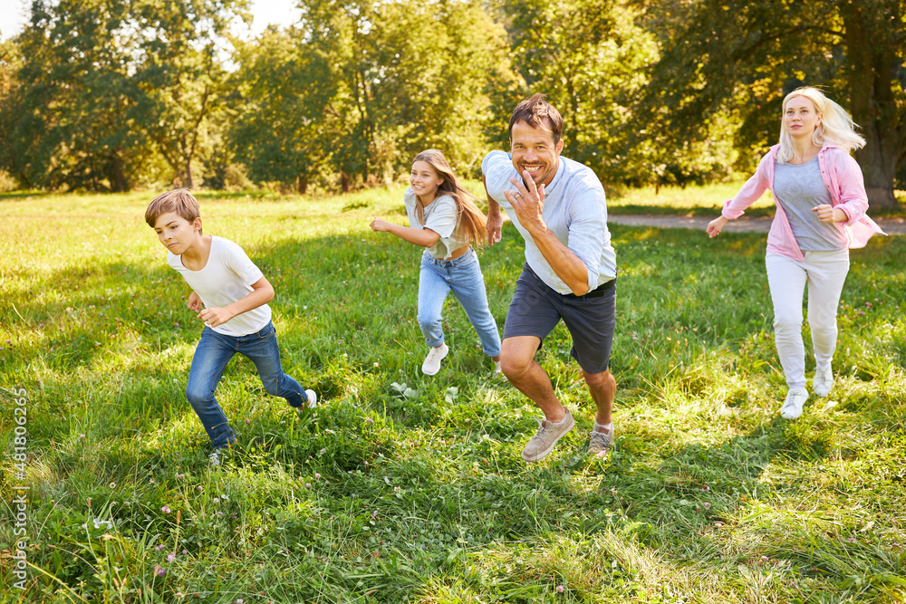 Sportliche Familie hat Spaß beim Wettlauf im Park