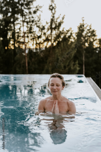 Frau beim Eisbaden im Pool