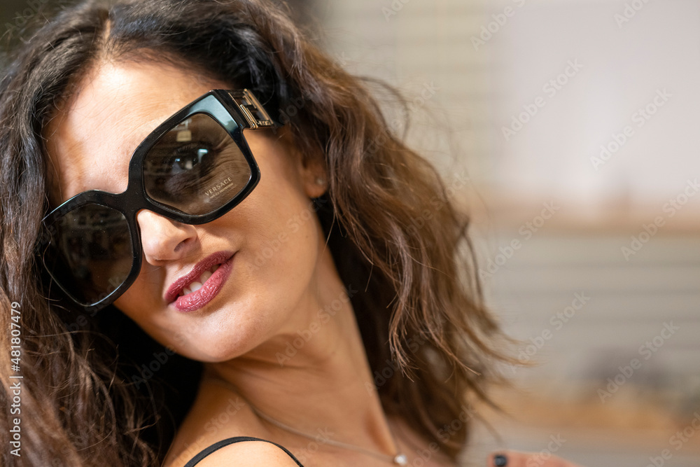 modella occhiali modella occhiali