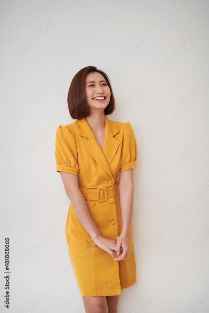 Obraz premium Spontaneously laughing relaxed young pretty casual woman standing portrait isolated over white background.