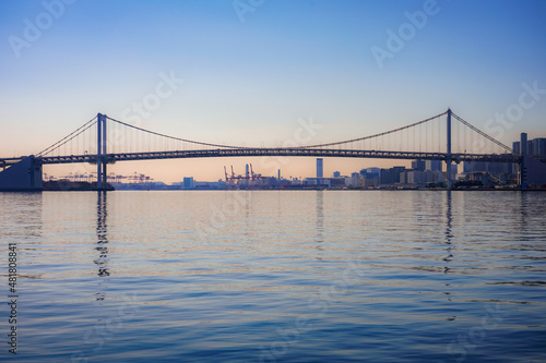 東京湾に架かるレインボーブリッジ