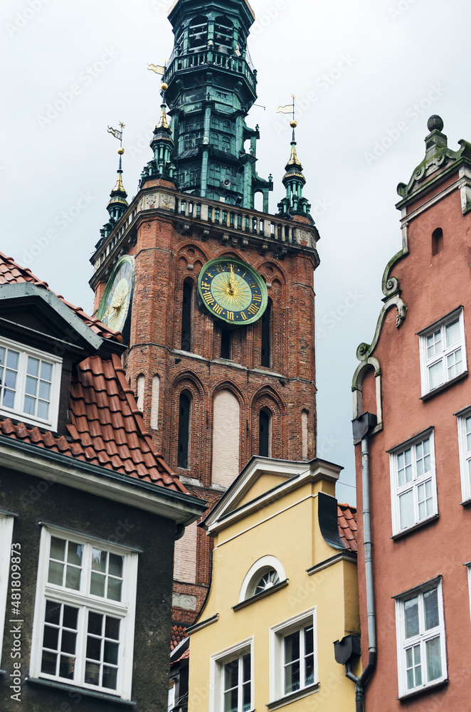 Obraz premium POLAND, GDANSK: Scenic cityscape view of city old center with traditional colorful architecture and red cathedral