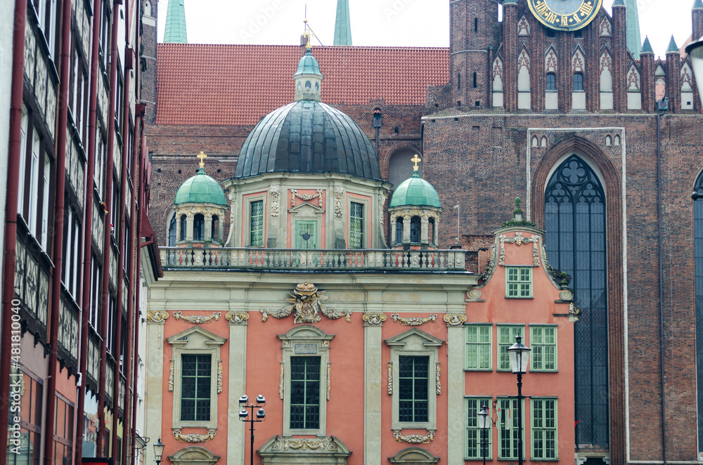 Ταπετσαρία POLAND, GDANSK: Scenic cityscape view of city old center with traditional colorf