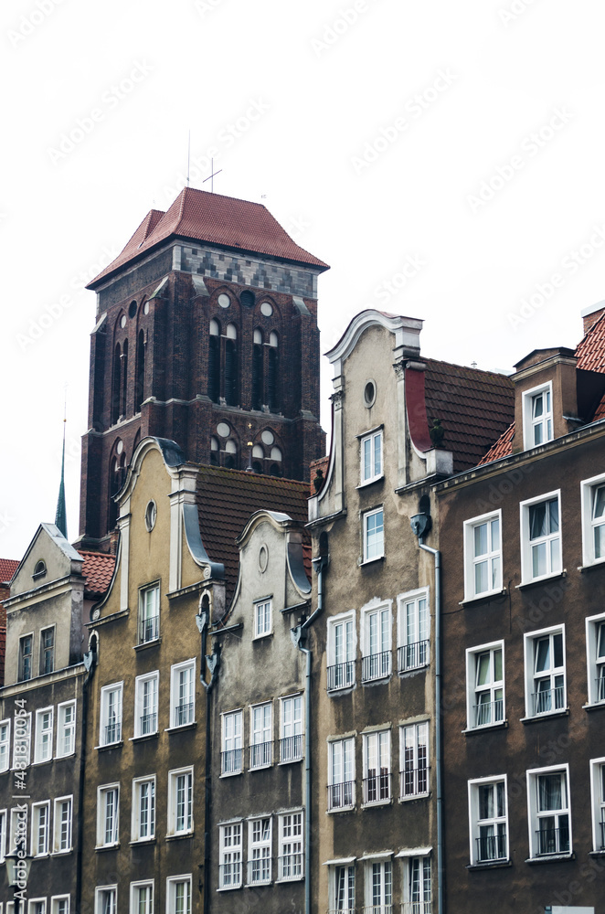 Fototapeta premium POLAND, GDANSK: Scenic cityscape view of city old center with traditional colorful architecture and red cathedral