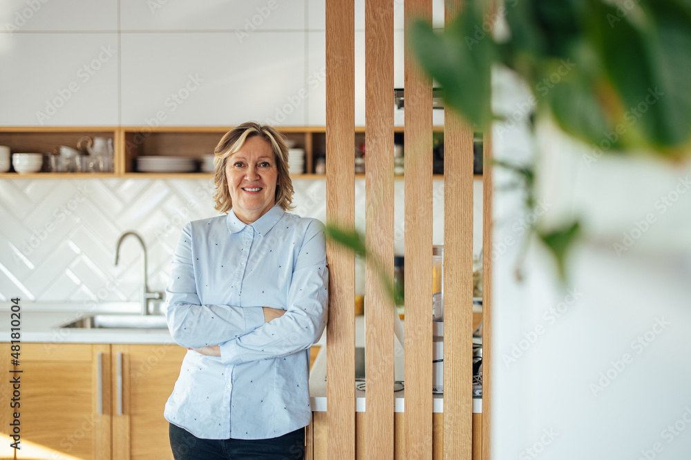 Φωτογραφία Portrait of laughing middle-aged Caucasian woman, casually leaning onto the door frame