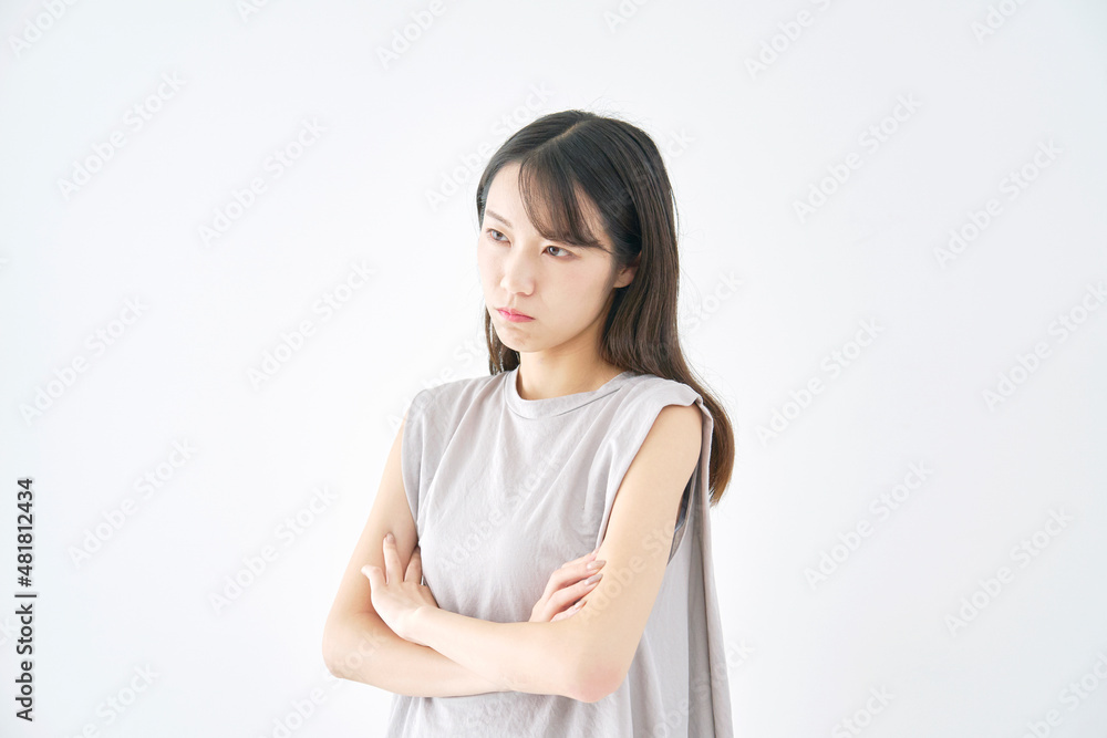 女性 怒り 白背景 女性 怒り 白背景