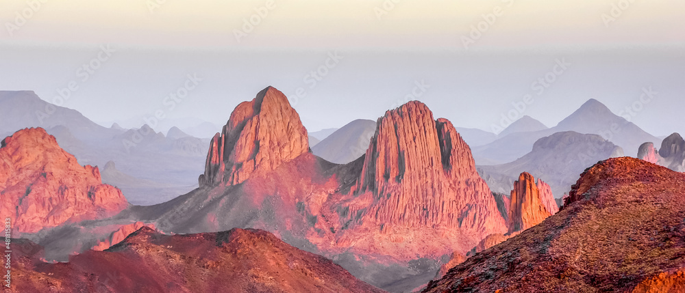 Obraz premium Mist in the Hoggar mountains in the Sahara desert 