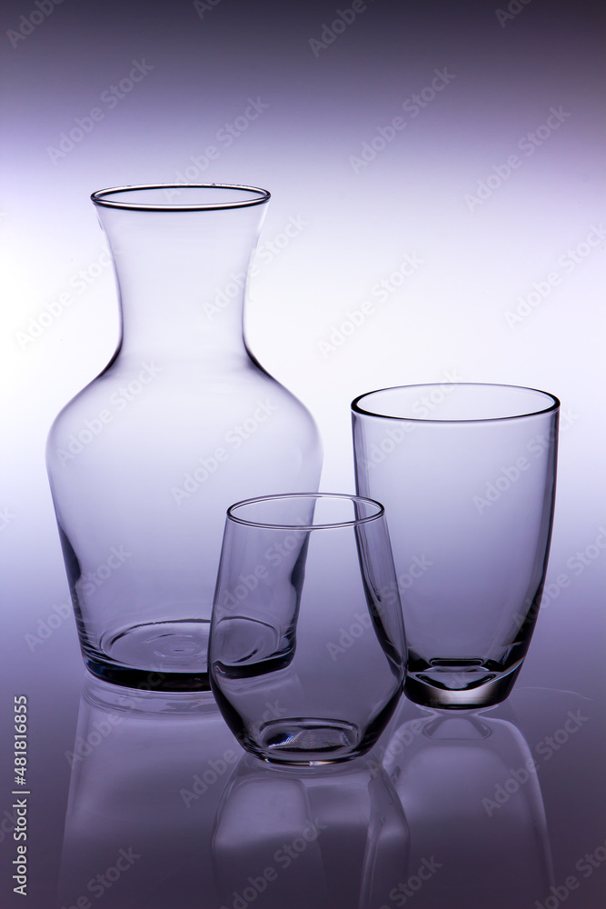 Conjunto de cristal vacío - Conjunto aislado sobre fondo claro, espacio para texto Conjunto de cristal vacío - Conjunto aislado sobre fondo claro, espacio para texto