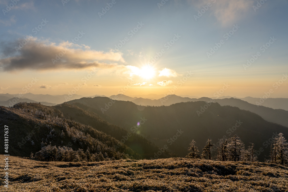 山頂からの朝日と山の景色