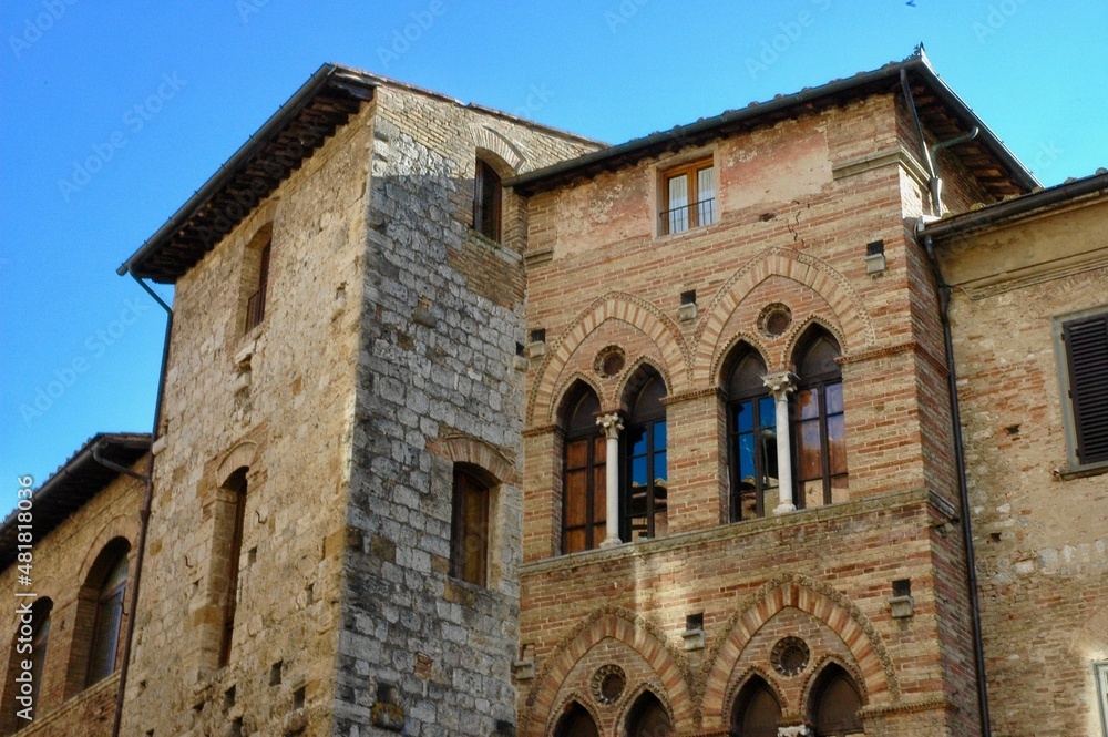 Palazzo antico (medievale ) integro nella città di San Gimignano ( Siena)