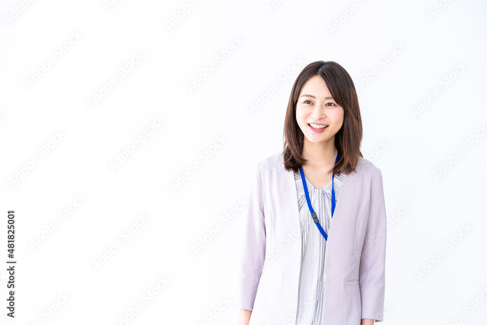 オフィスで微笑む若いビジネスウーマン オフィスで微笑む若いビジネスウーマン