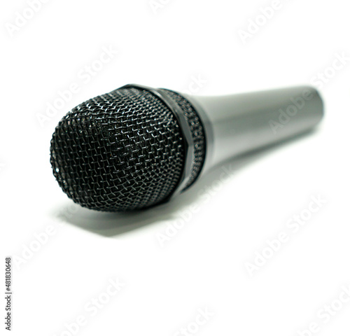Micrófono  Dinámico , de bovina móvil son los más comunes en situaciones en vivo. Son micrófonos de bajo coste y muy sencillos de usar © Tonikko