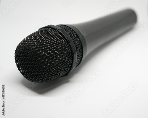 Micrófono  Dinámico , de bovina móvil son los más comunes en situaciones en vivo. Son micrófonos de bajo coste y muy sencillos de usar © Tonikko