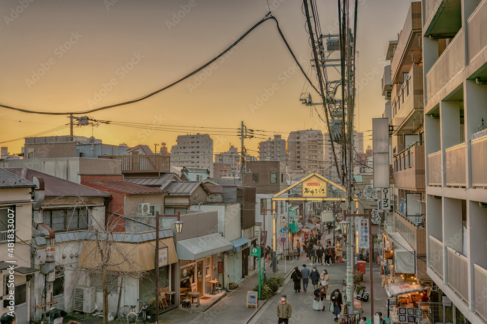 東京都台東区谷中にある商店街から見た夕方の東京の都市景観