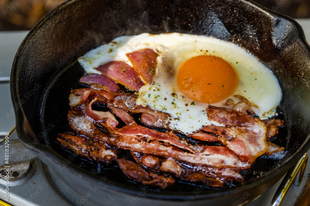 スキレットでベーコンエッグ Bacon egg with cast-iron skillet スキレットでベーコンエッグ Bacon egg with cast-iron skillet