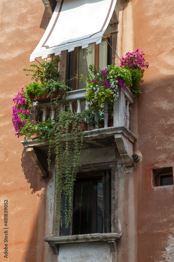 Kleiner Balkon mit Blumenschmuck, Venedig