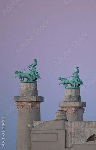 Skulptur des Staatstheaters in Cottbus, lila Himmel, Kupfer,
grüne Statue