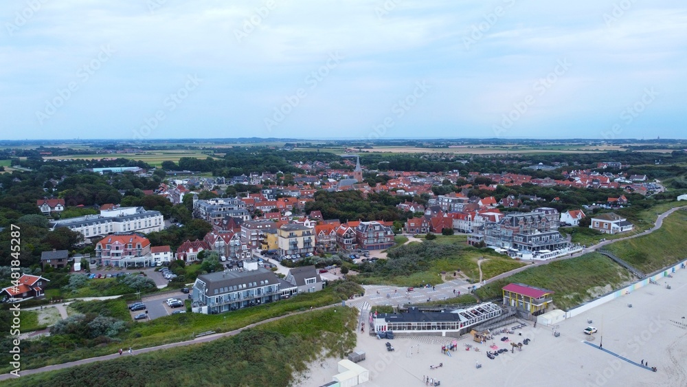 Die Stadt Domburg aus der Luft vom Strand aus. 