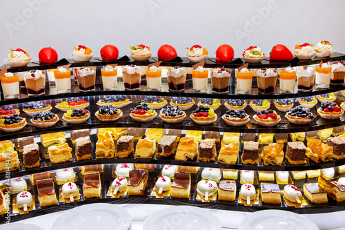 słodki stół z babeczkami, deserkami i ciastkami