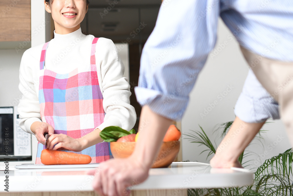 キッチンで料理をする若い夫婦(カップル)のイメージ キッチンで料理をする若い夫婦(カップル)のイメージ