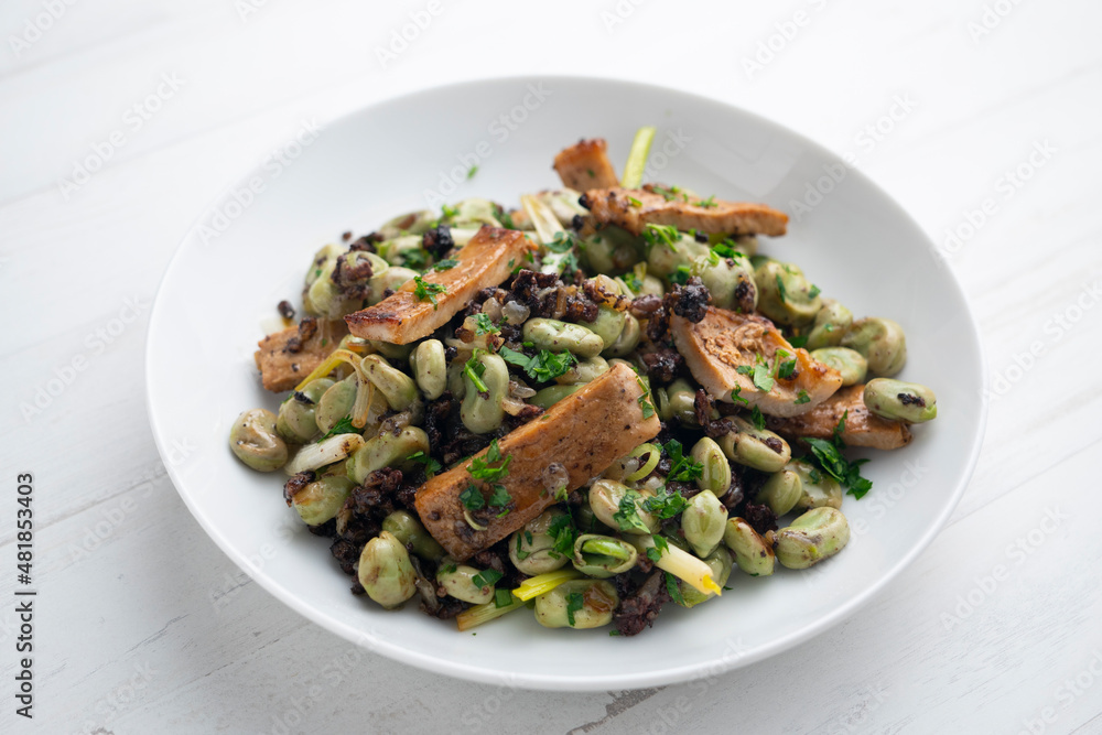 Sautéed pork loin with black pudding and broad beans. Sautéed pork loin with black pudding and broad beans.