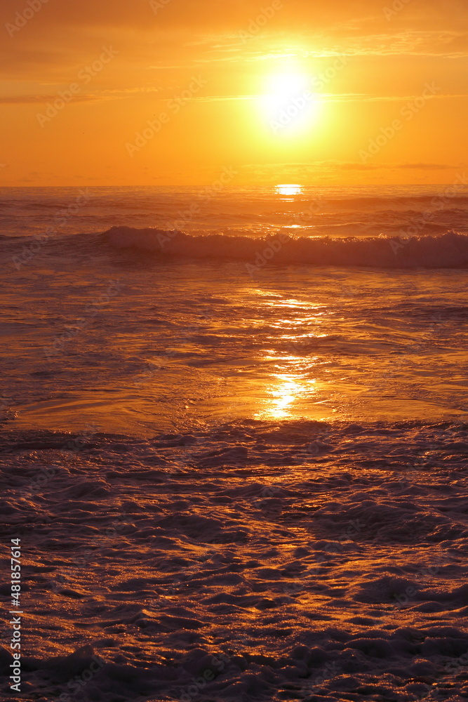 puesta de sol dorado sobre las olas del mar