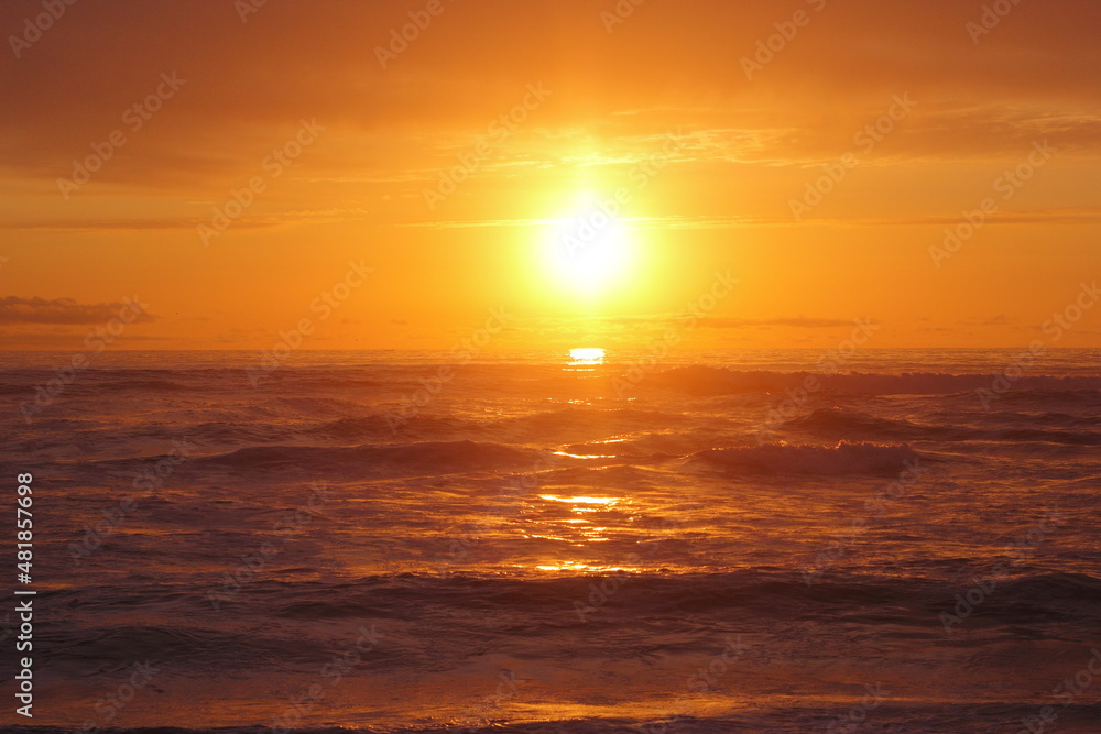 puesta de sol dorado sobre las olas del mar