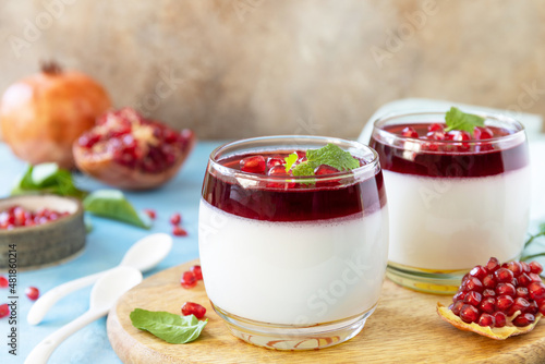 Foto Winter panna cotta with pomegranate jelly and mint, italian dessert, homemade cuisine