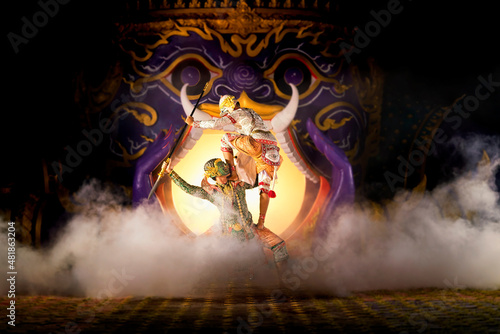 Foto Thai culture dancing art in masked khon